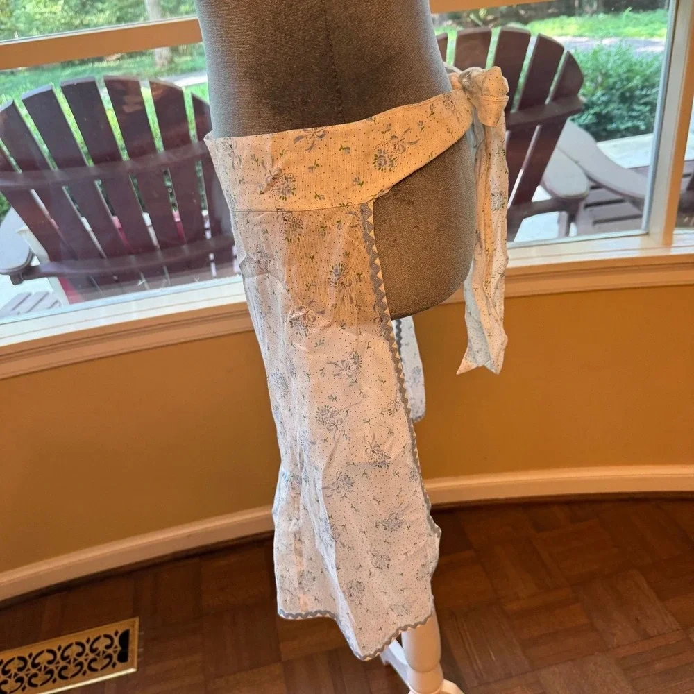 Vtg half apron light blue floral pattern side pocket ruffled hem rick-rack trim